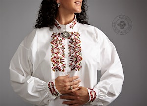 Håndbrodert skjorte med farget broderi til Øst-Telemark, mønster Prinsesse.
